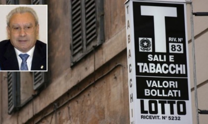 Basta gettare sigarette per terra, meglio usare un piccolo posacenere portatile