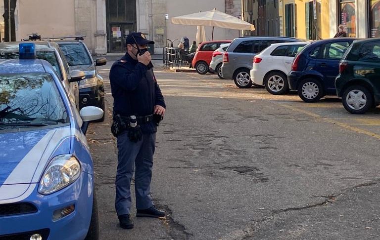 Picchiano gli agenti e gli sputano addosso: arrestati due coniugi pregiudicati