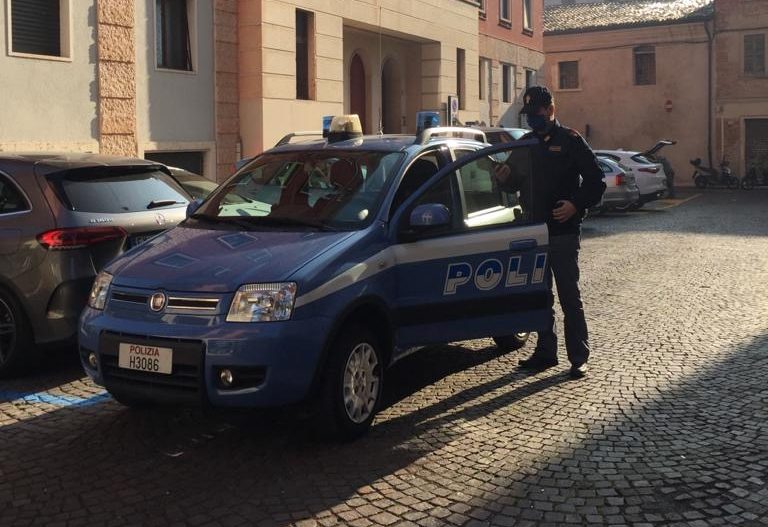 Sorpreso mentre fruga all’interno di un’auto in sosta a Verona