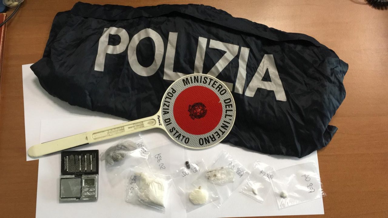 Nella taverna aveva un ricco assortimento di stupefacenti, fermato un 52enne
