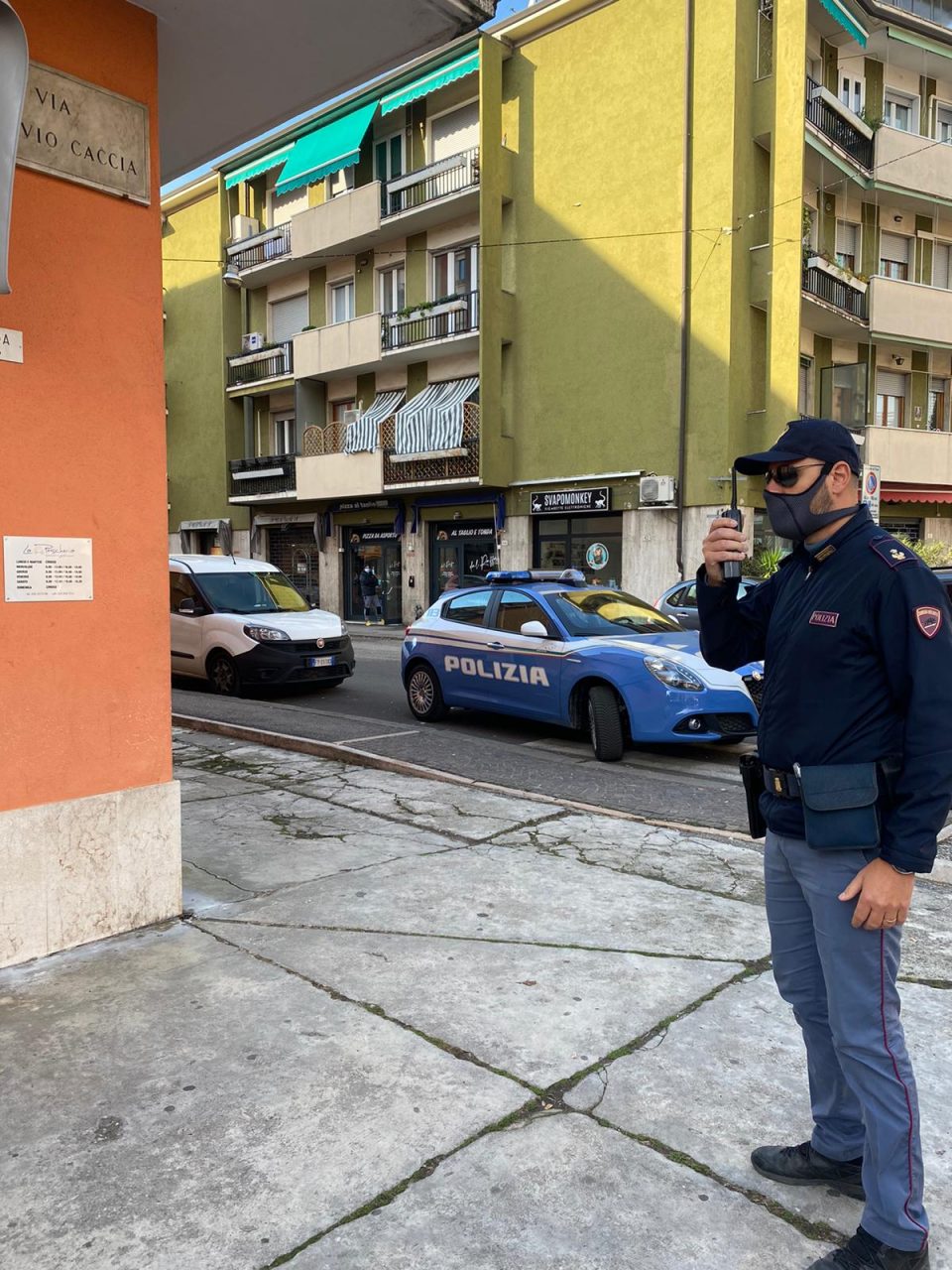 Ubriaco picchia brutalmente un 66enne e poi si scaglia contro gli agenti