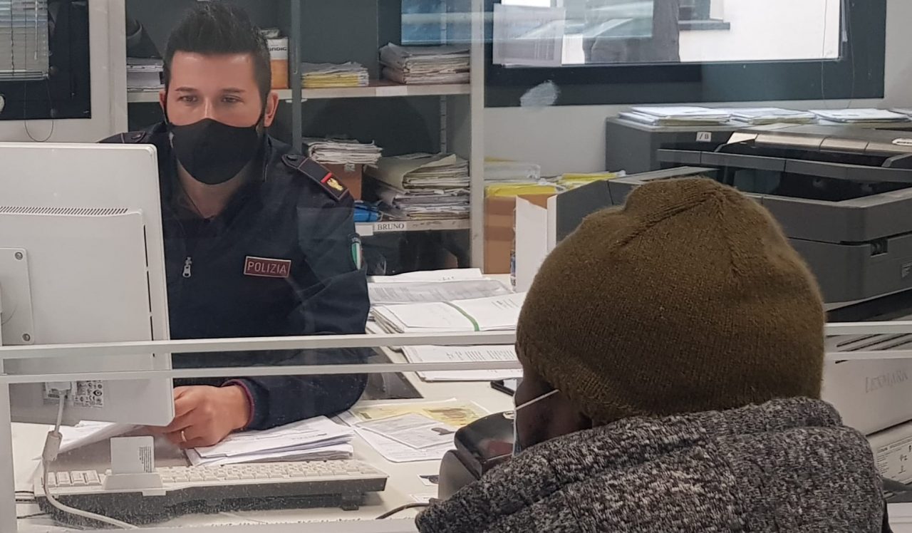 Consegna un passaporto contraffatto al fine di ottenere il permesso di soggiorno per lavoro
