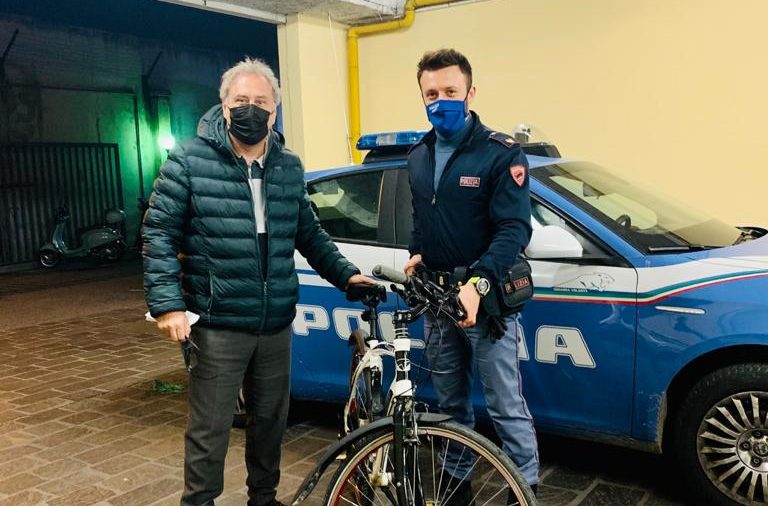 Bicicletta rubata in centro a Verona in pieno giorno, la Polizia la ritrova