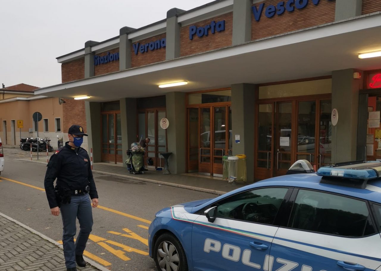 Fingono di abbracciarlo ma gli rubano il cellulare e la borsa della spesa