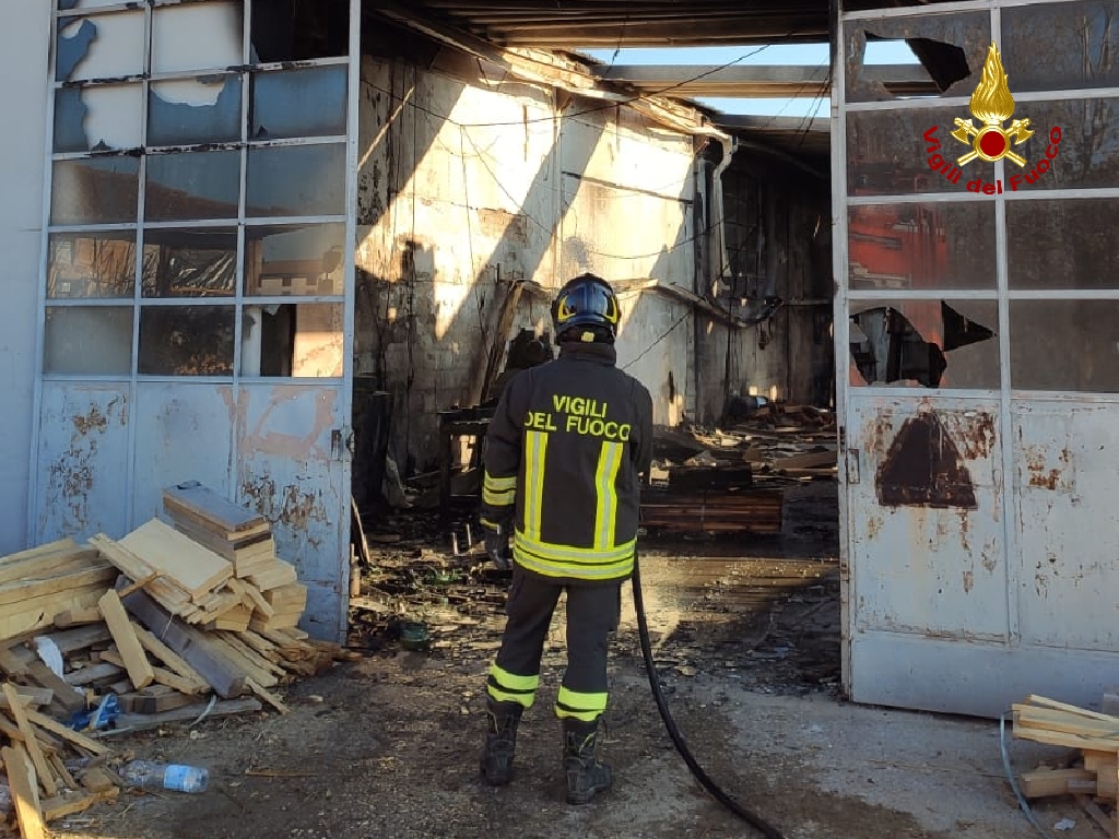 Incendio a Sant’Ambrogio di Valpolicella: una falegnameria completamente distrutta FOTO