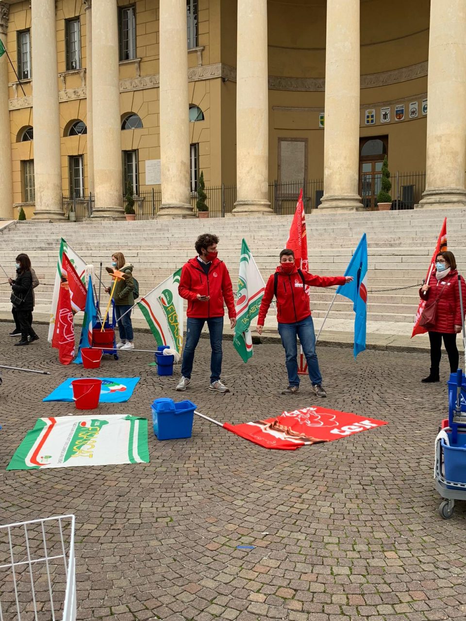 Presidio in Piazza Bra degli addetti delle imprese di pulizia: “Contratto nazionale adesso!” FOTO