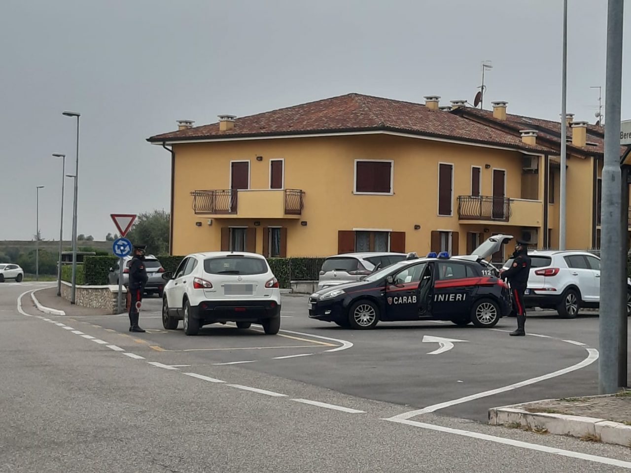 Fidanzati fermati a Calmasino al limitare del coprifuco: in auto hashish e ketamina