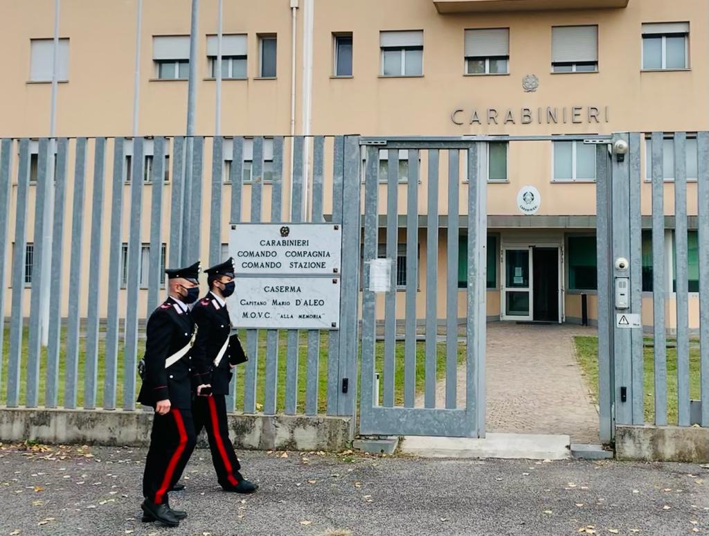 Adescata sul web da quattro ventenni, una 50enne spende 61mila euro per curare malattie inesistenti