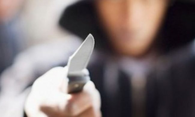 Ragazzino picchiato e minacciato con un coltello a Chievo: volevano il suo telefono
