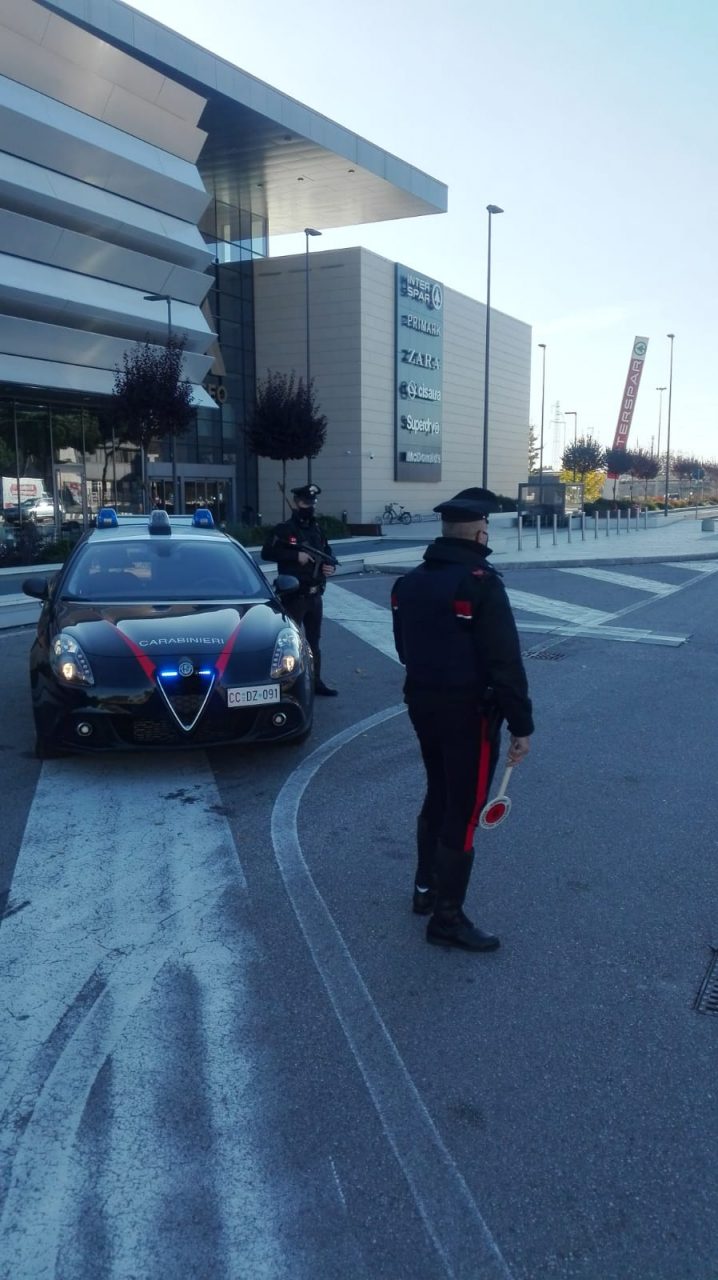 Tenta un furto da Primark e spinge l’addetto alla vigilanza per guadagnarsi la fuga