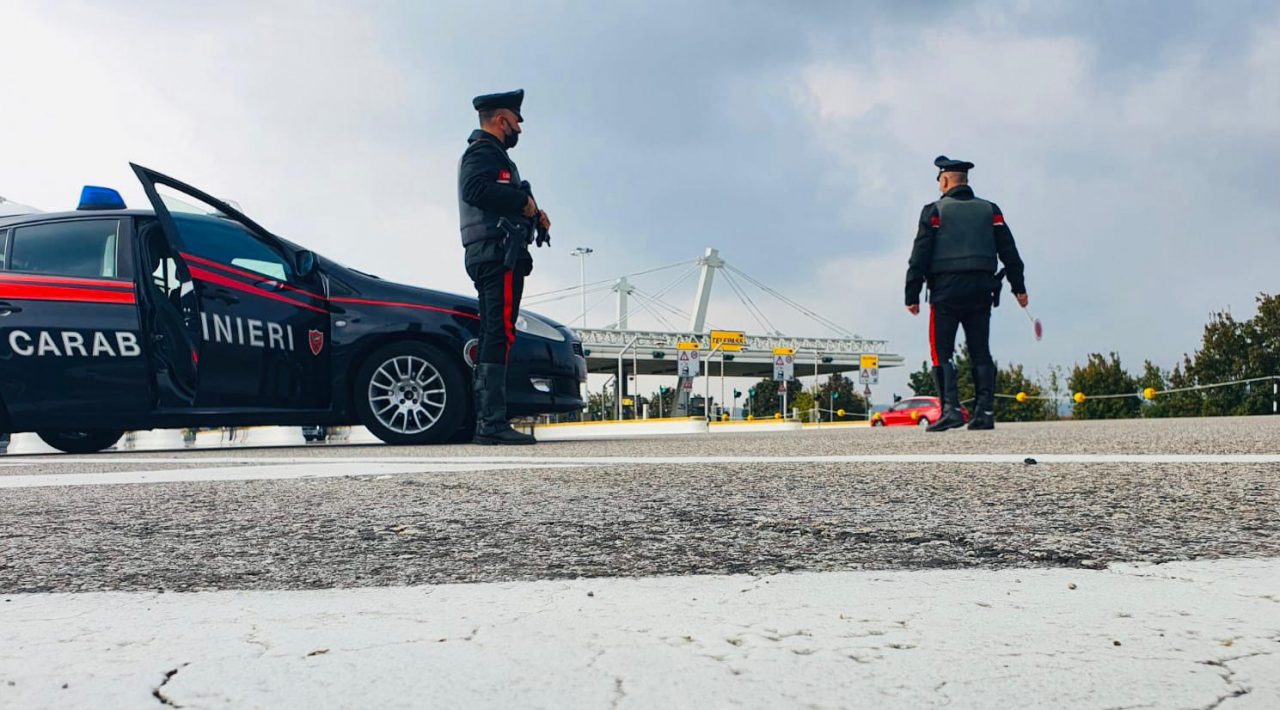 Ubriaco pretende altri alcolici al bar dopo le 18 e prende a calci e pugni i Carabinieri