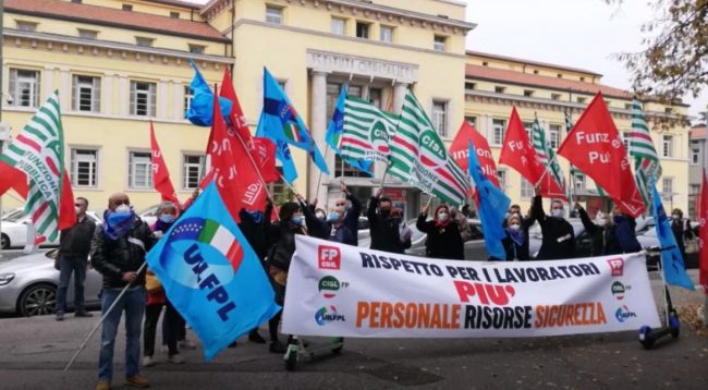 Eroi in corsia "dimenticati", la manifestazione degli operatori sanitari VIDEO