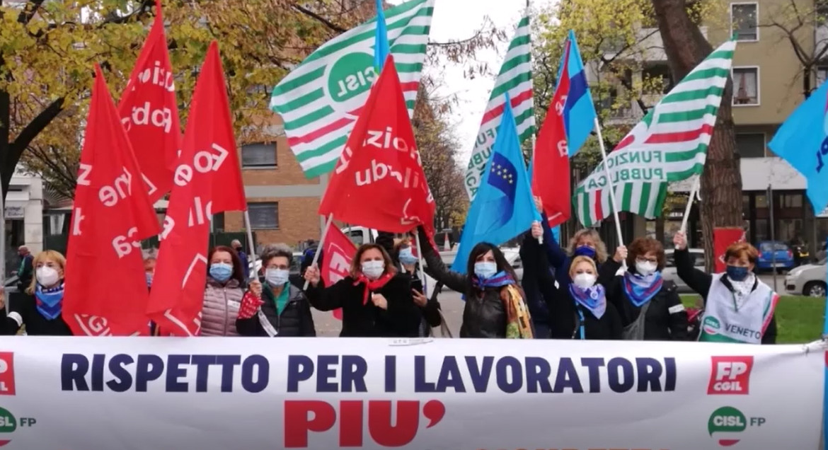 Eroi in corsia “dimenticati”, la manifestazione degli operatori sanitari VIDEO