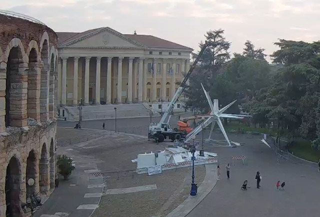 Torna la stella cometa in Piazza Bra, simbolo del Natale a Verona – Gallery
