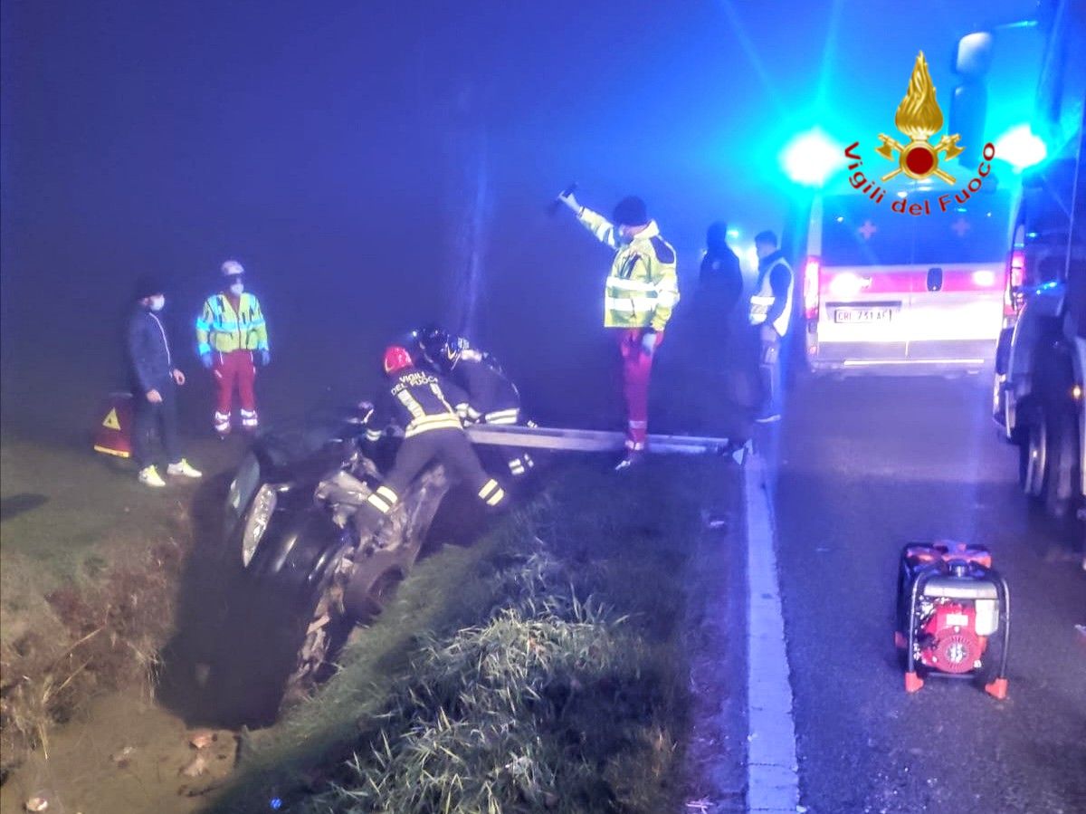 Incidente a Veronella: dopo lo scontro l’auto finisce nel fossato, due donne rimangono intrappolate