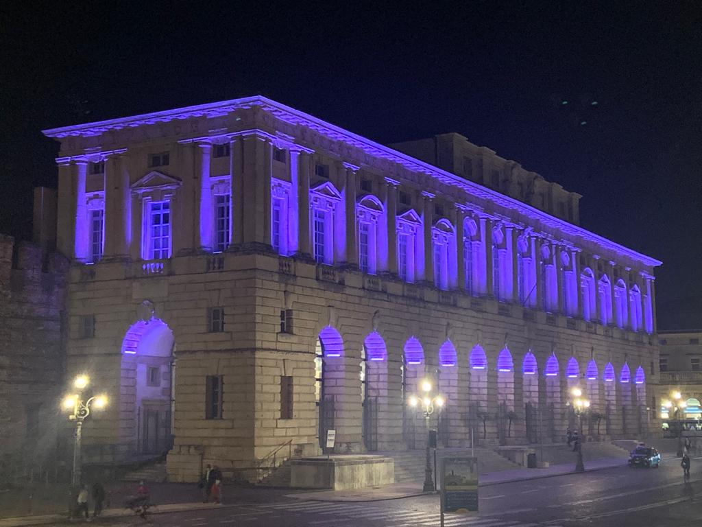 Giornata mondiale della prematurità, la Gran Guardia si illumina di viola