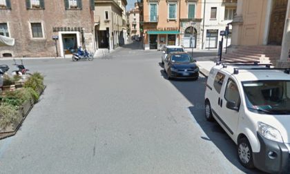 BMW in contromano a Verona fugge dopo aver urtato lo scooter: si cercano testimoni