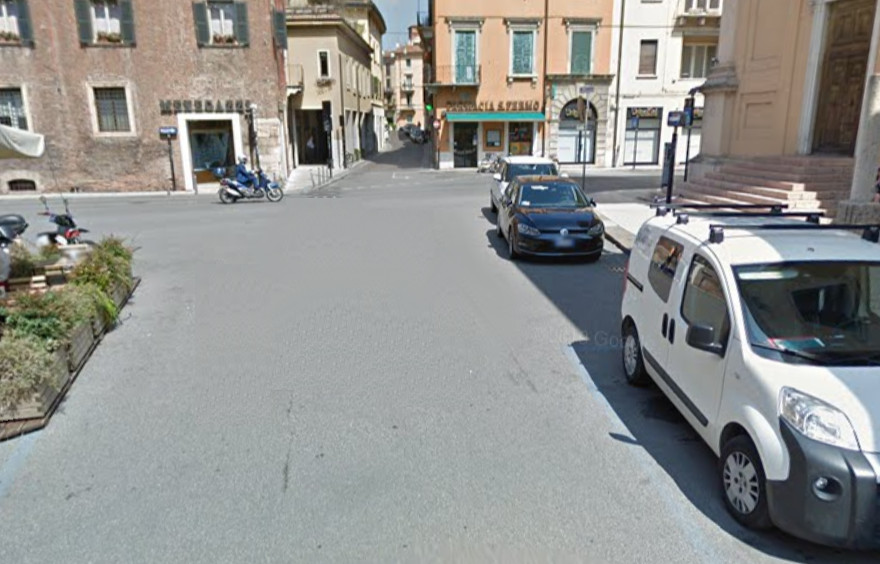 BMW in contromano a Verona fugge dopo aver urtato lo scooter: si cercano testimoni