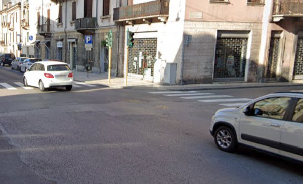 Grave scontro tra moto e bici a Verona: una zuffa vicino all’incidente intralcia i soccorsi