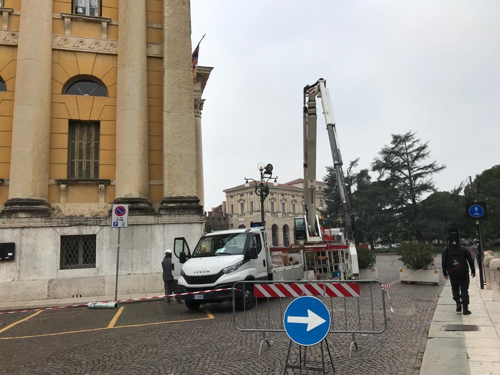 Prosegue la messa in sicurezza del tetto di Palazzo Barbieri danneggiato dal nubifragio