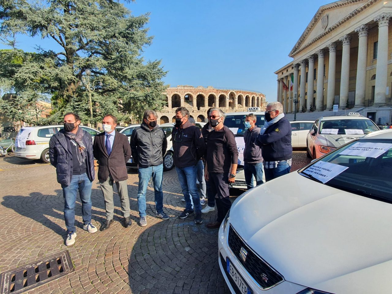 Tassisti protestano in Piazza Bra, Sboarina: “Categoria dimenticata, serve sostegno”