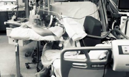 Cartolina per i negazionisti: “Dedicato a voi dalla terapia intensiva”