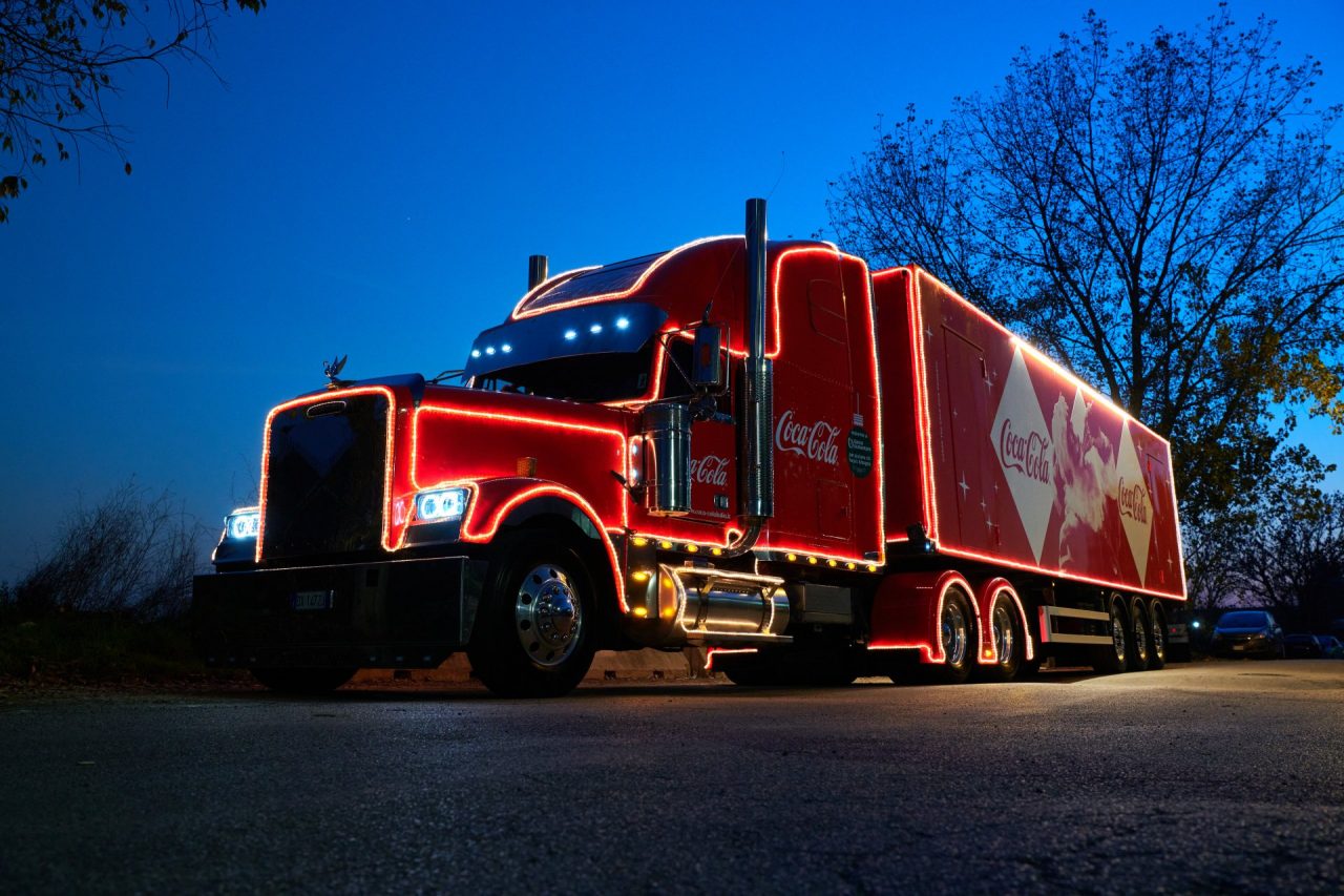 Il truck Coca-Cola oggi per le vie di Verona a diffondere canzoni natalizie