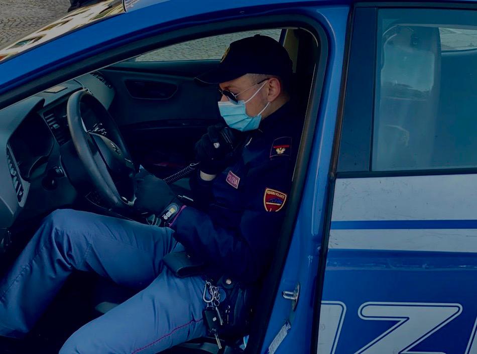 Sferra pugni contro le auto in sosta, urina in mezzo alla strada e poi aggredisce gli agenti