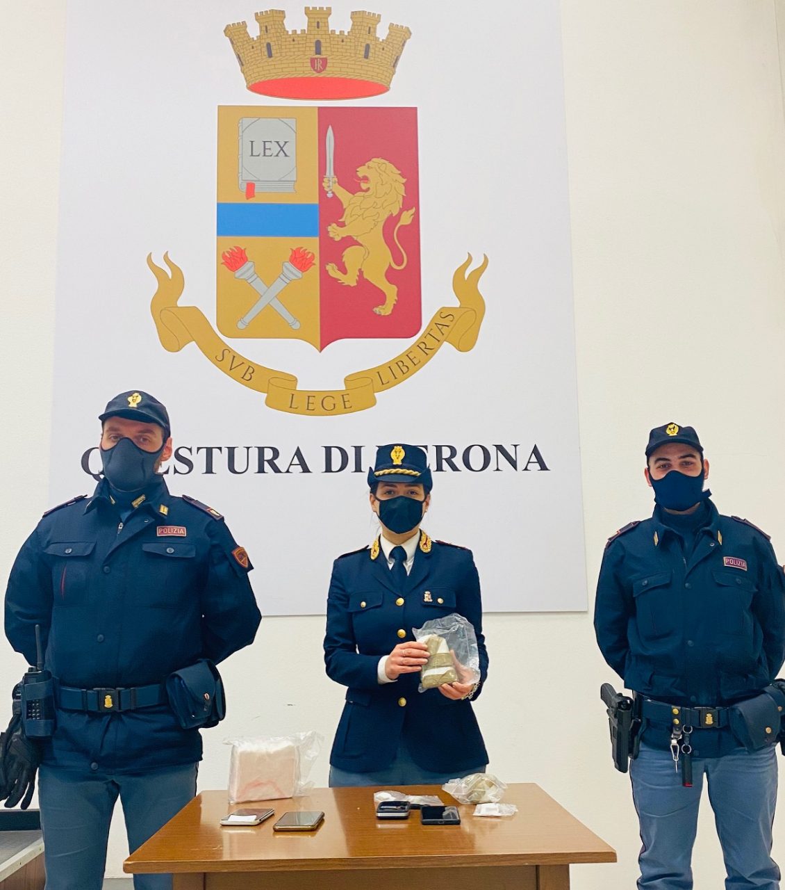 Spacciavano droga indisturbati dalla stanza dell’hotel a Verona, traditi dallo “strano odore”