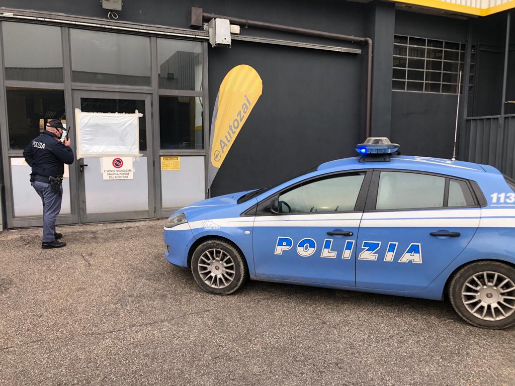 Infrange il vetro della concessionaria con un posacenere in ferro e scappa con la refurtiva