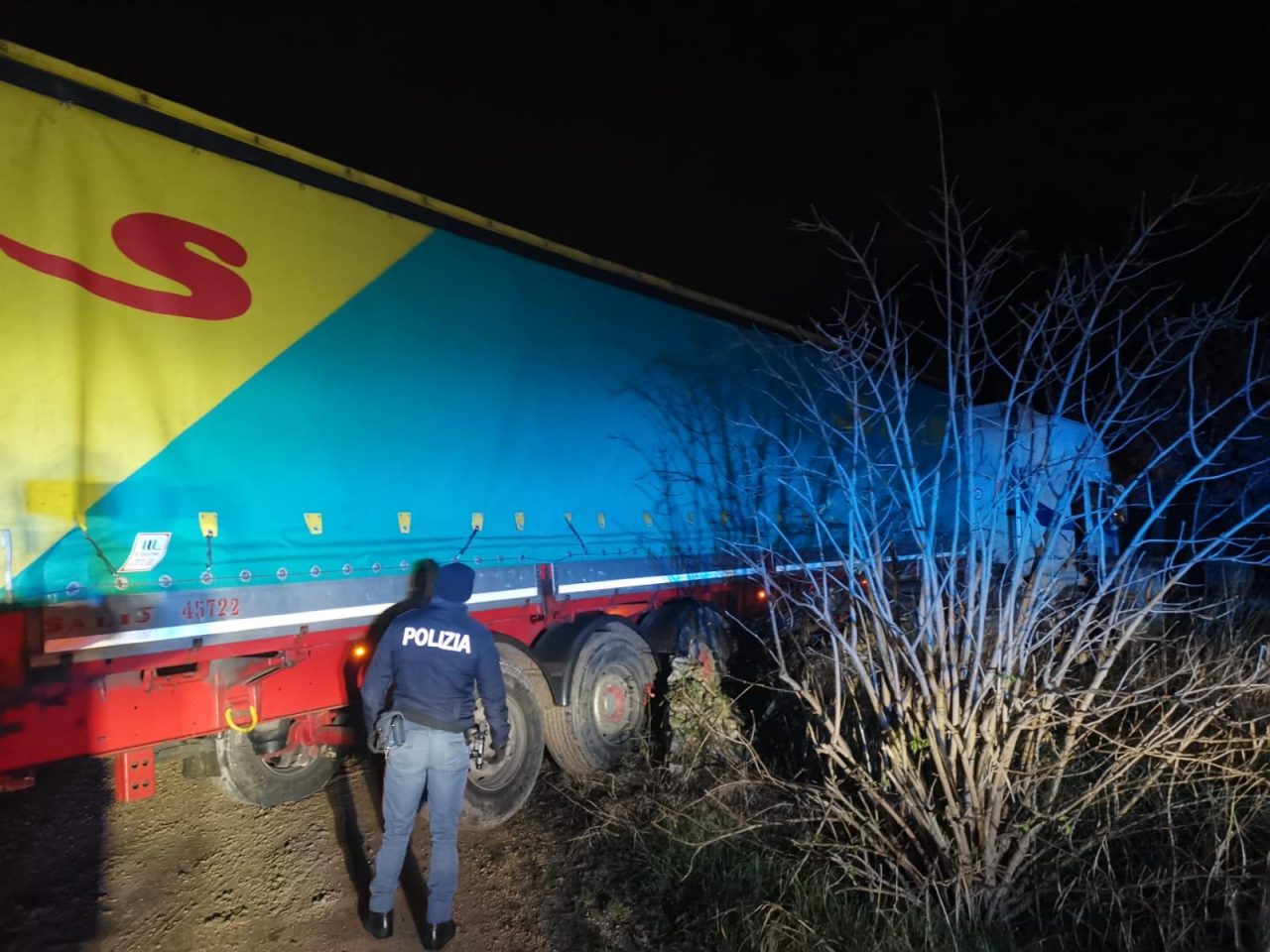 Folle corsa col camion per le vie di Verona urtando veicoli in sosta e segnaletica