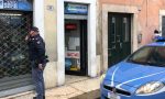 Con un sasso infrangono la vetrina e poi cercano di aprire  la saracinesca di un negozio di telefonia