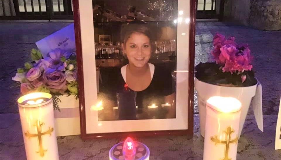 Oltre 200 lumini sui gradini della Gran Guardia per ricordare Lucia Raso – Gallery