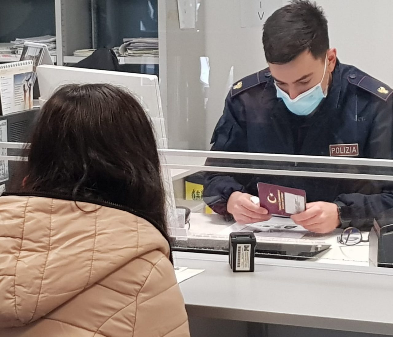 Si presenta in Questura per il rinnovo del permesso di soggiorno ma il suo passaporto è falso