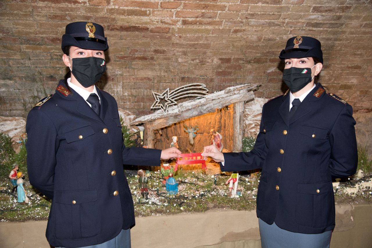 Scuola di Polizia, nel presepe arriva la panchina rossa “antiviolenza” in miniatura