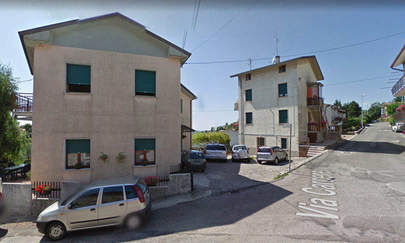 La sua casa è costruita in due Comuni diversi, secondo l’ordinanza non potrebbe cambiare stanza