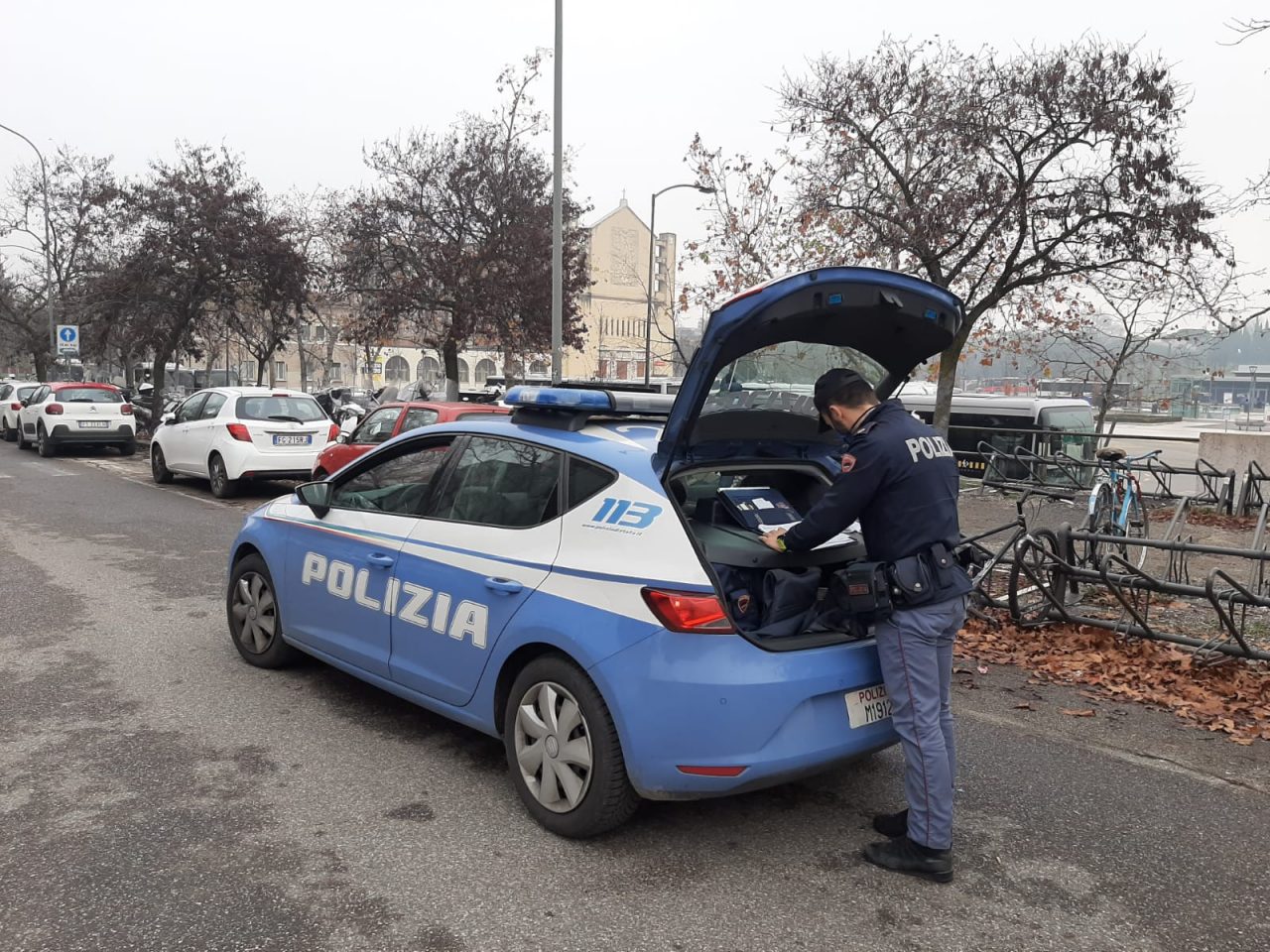 Fuori nonostante il coprifuoco, 20enne invece di tornare a casa aggredisce i poliziotti