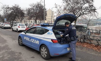 Fuori nonostante il coprifuoco, 20enne invece di tornare a casa aggredisce i poliziotti
