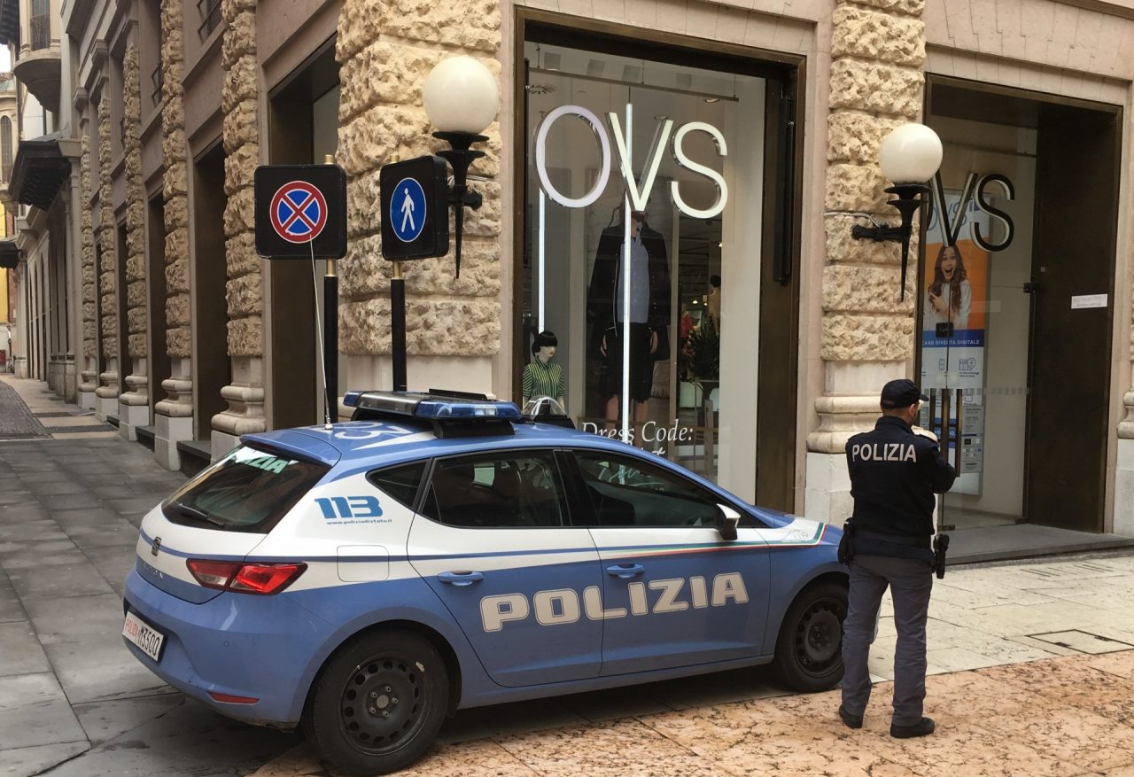 Ruba in un negozio e aggredisce la vigilanza, arrestato 25enne pregiudicato