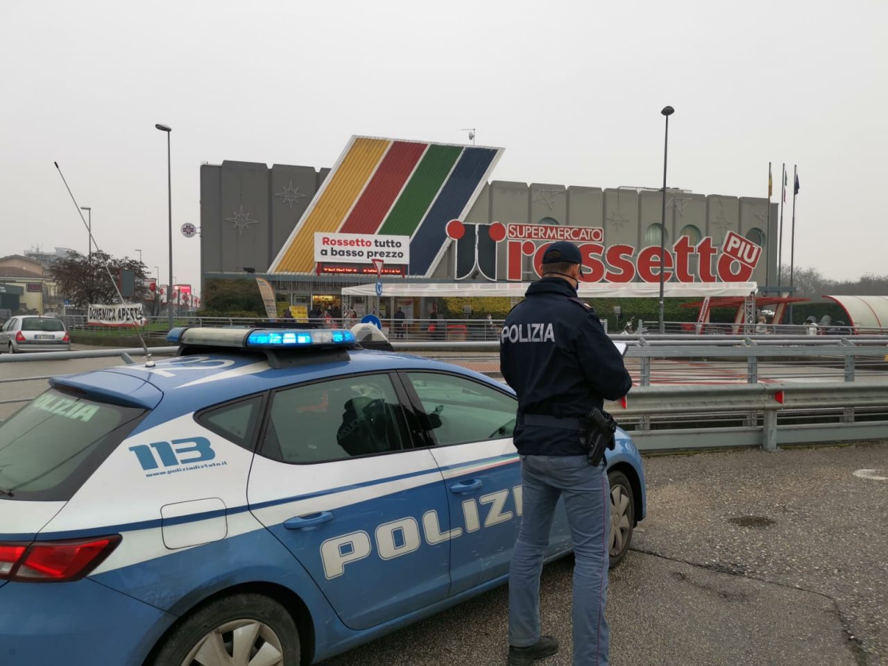 Distrae un’anziana nel parcheggio del supermercato Rossetto e le ruba la borsa