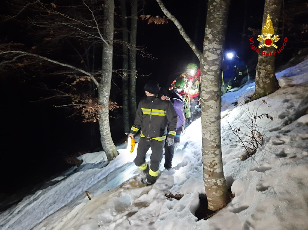 Monte Baldo, perdono l'orientamento e il sentiero: tre escursionisti salvati dai Vigili del fuoco - FOTO