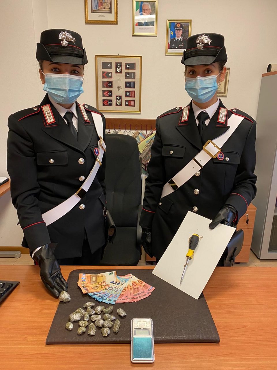 Durante la perquisizione il presunto spacciatore si scaglia contro gli agenti con un cacciavite
