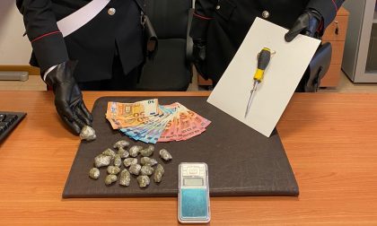 Durante la perquisizione il presunto spacciatore si scaglia contro gli agenti con un cacciavite