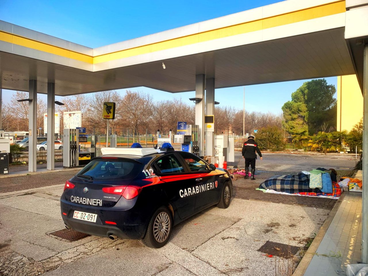 Si rifugia in un distributore ma i Carabinieri lo scoprono: 27enne arrestato