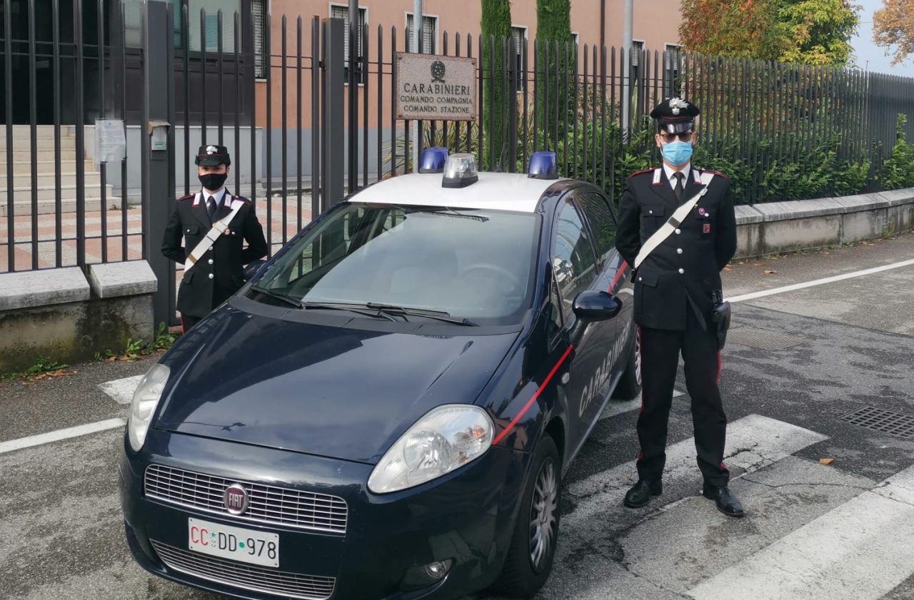 Mette in vendita la sua Maserati a Castelnuovo del Garda ma viene raggirato e derubato di 10mila euro