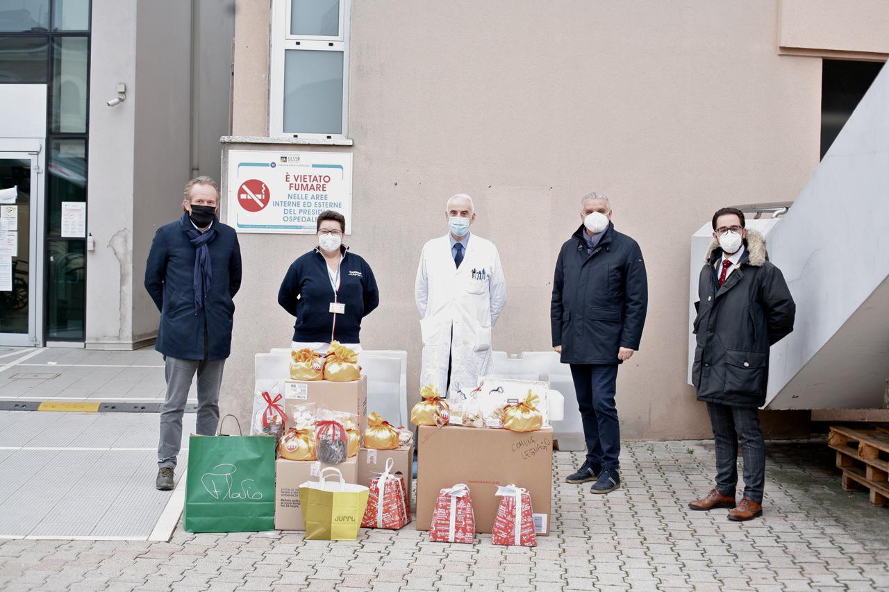 Dolcetti natalizi in dono alla Casa di riposo e al Pronto soccorso del Mater Salutis
