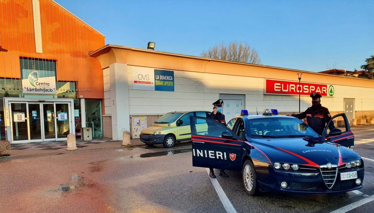 Rubano superalcolici all’Eurospar di San Bonifacio e spingono i dipendenti per guadagnarsi la fuga