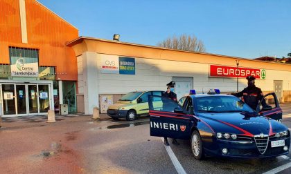 Rubano superalcolici all'Eurospar di San Bonifacio e spingono i dipendenti per guadagnarsi la fuga