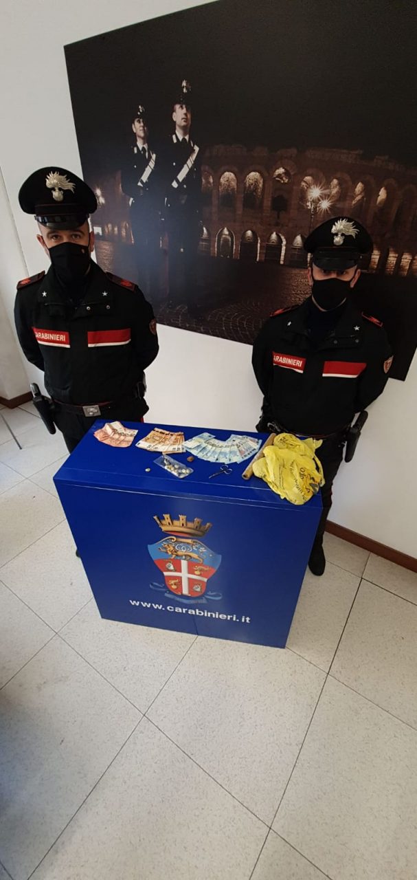 Sorpresi nel dormitorio della chiesa San Evangelista mentre confezionano la droga
