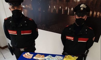 Sorpresi nel dormitorio della chiesa San Evangelista mentre confezionano la droga